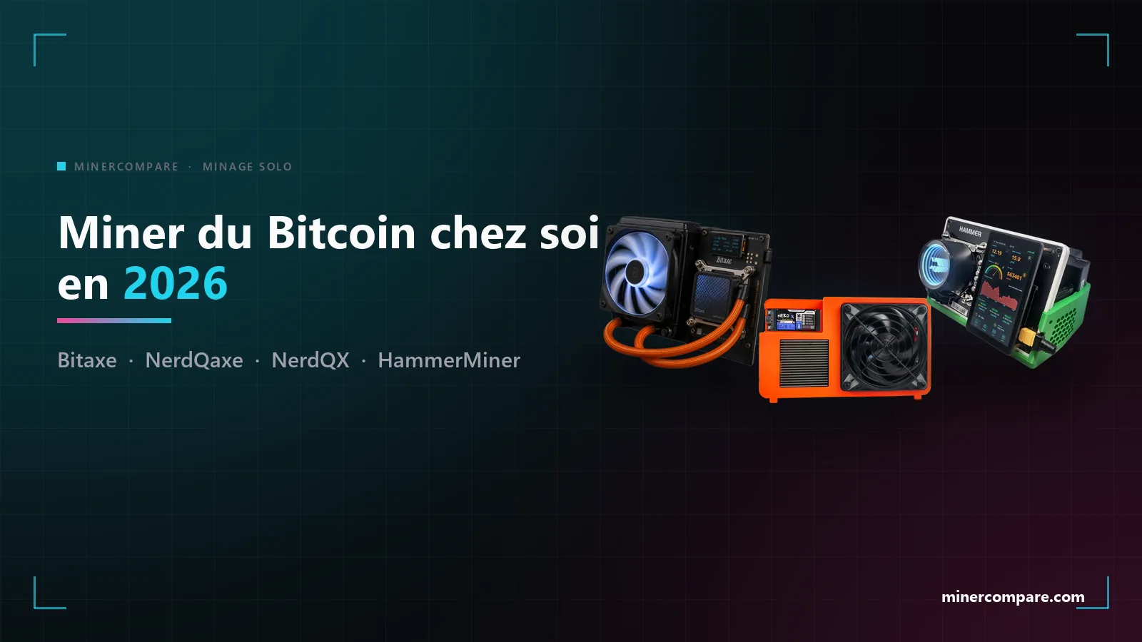 Trois mineurs Bitcoin solo de bureau sur fond sombre avec le logo MinerCompare